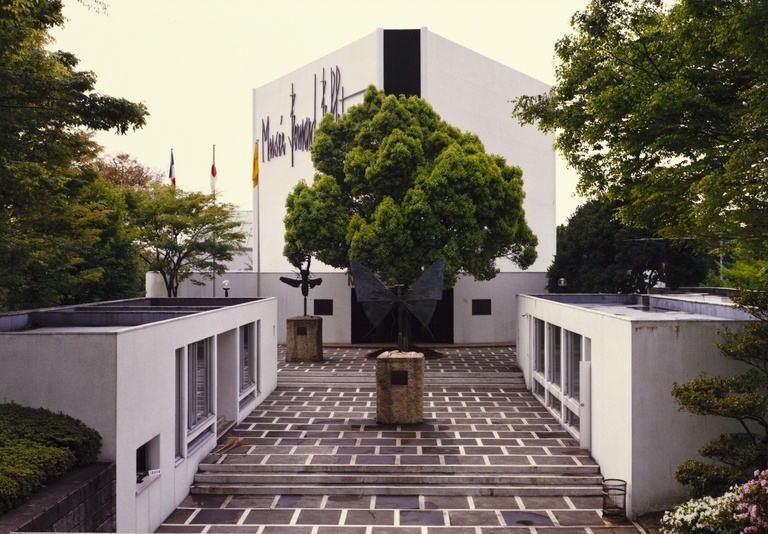 Bernard Buffet Officiel - Parvis du Musée Bernard Buffet au Japon, (échelle approximative)